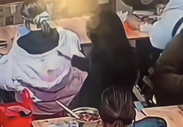 就因为坐错了凳子，而且人家还第一时间也道歉了，可她还是不依不饶，往人家帽子里泼螺