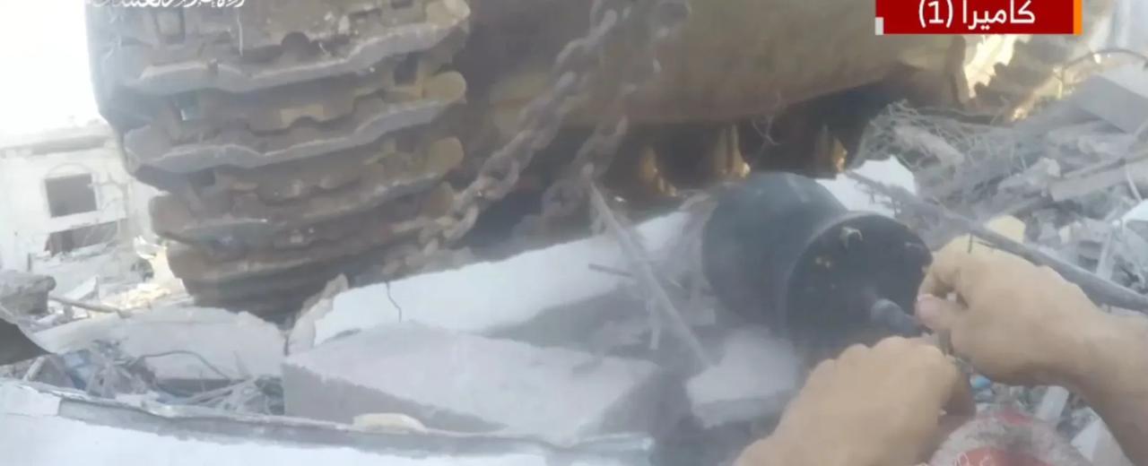 一名哈马斯所属卡桑旅的武装人员在加沙地带的汗尤尼斯冒死接近到一辆以军第188装甲