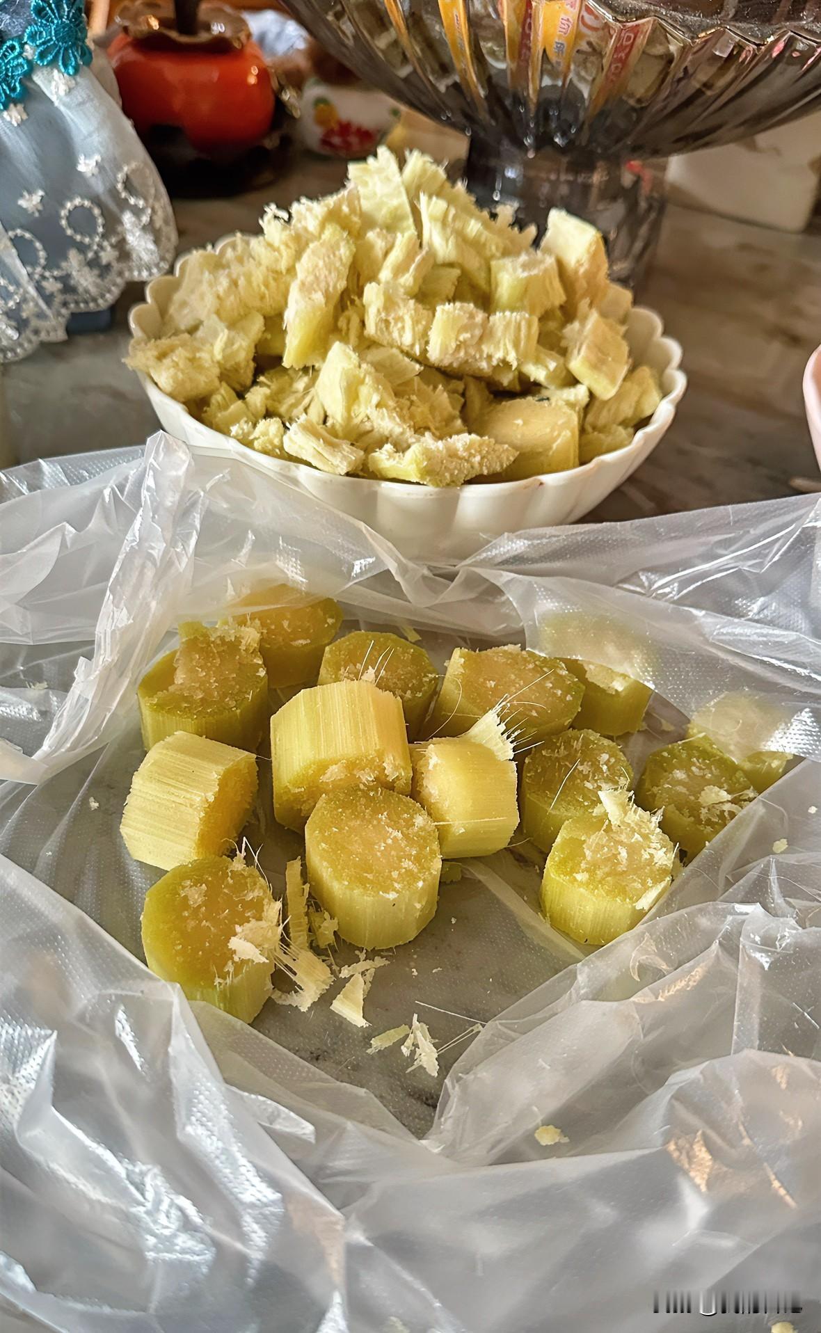 冬天满街是甘蔗？砍价三成背后的“甜味”生意经初冬的成都街头，卖甘蔗的摊位老板