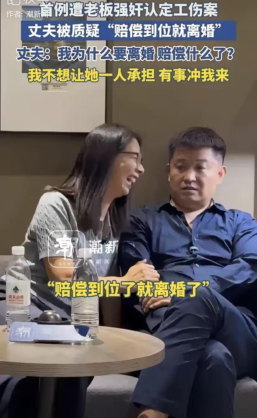 大家细看这张图片，有没有发现两个细节？第一个照片中的崔丽丽看起来还是笑得
