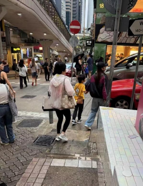 网友香港偶遇杨颖母子又有网友在香港偶遇Angelababy母子了，小海绵还贴心