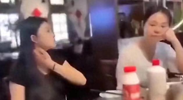 小伙去相亲，吃完饭问相亲女对自己的印象怎么样？不料，相亲女说：“我看不上你，你又
