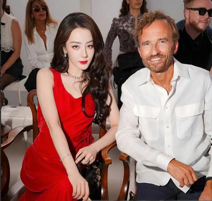 内娱时尚圈彻底吵翻了！迪奥官方突然删除迪丽热巴的秀场认领帖，转头更新了张元英的相