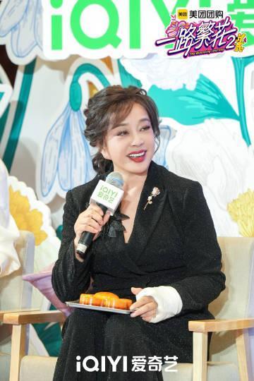 果然都是大女主,《一路繁花》录制现场,刘嘉玲和刘晓庆连线梁朝伟、梁家辉。姐姐们是