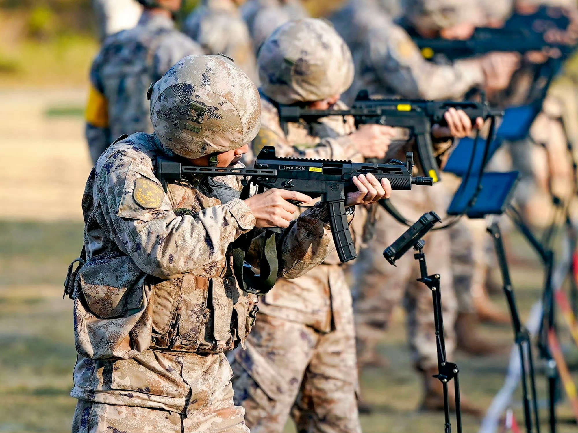 171冲锋枪，贴腮处似乎设计的不太舒服烽火问鼎计划