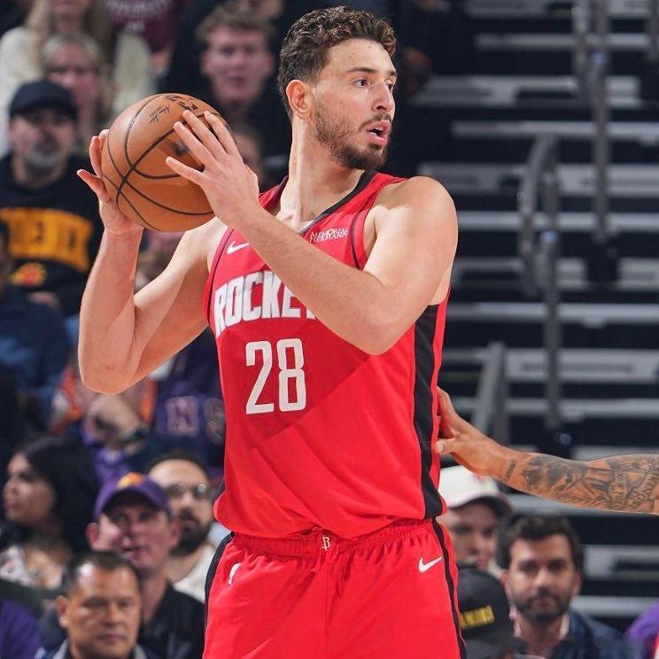 休斯顿火箭申京-我的评分：今天申京全场比赛出战36分钟，22投9中，三分3投0