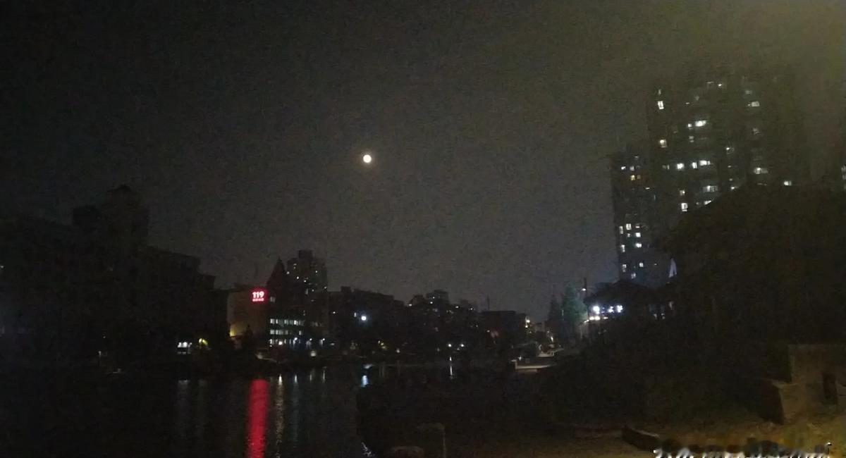 一场针对老年人的金融围猎已经开始。用十五年贷款，换每月几十块的零花钱。一