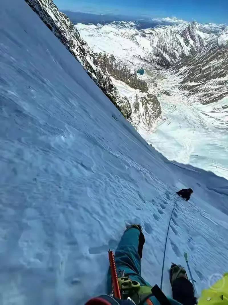 比电影惨烈！两驴友甘孜登雪山坠崖骨折，爬行10小时到营地求救，最终花12万被当地