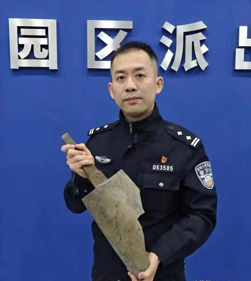 重大发现！4月11日报道，一对收废品的老夫妻在河边捡废品，翻出一块沉甸甸长满绿锈