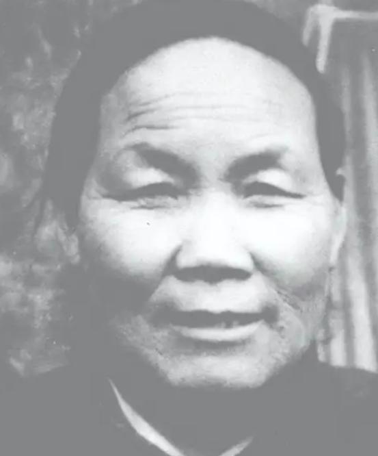 1940年，山东一大娘给八路军煮了浓稠的小米粥，饥饿的战士们狼吞虎咽。班长发觉不