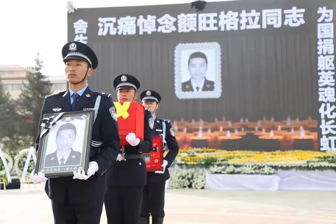 “阿旺，我的好兄弟，一路走好！”昨天看到四川省一位警察在送别他的战友额旺格拉时候