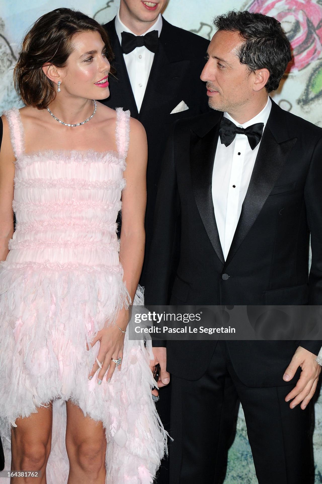 昨天搜摩纳哥王妃夏琳历年玫瑰舞会的着装，搜到2013年颇为感慨。那年卡洛琳的长女