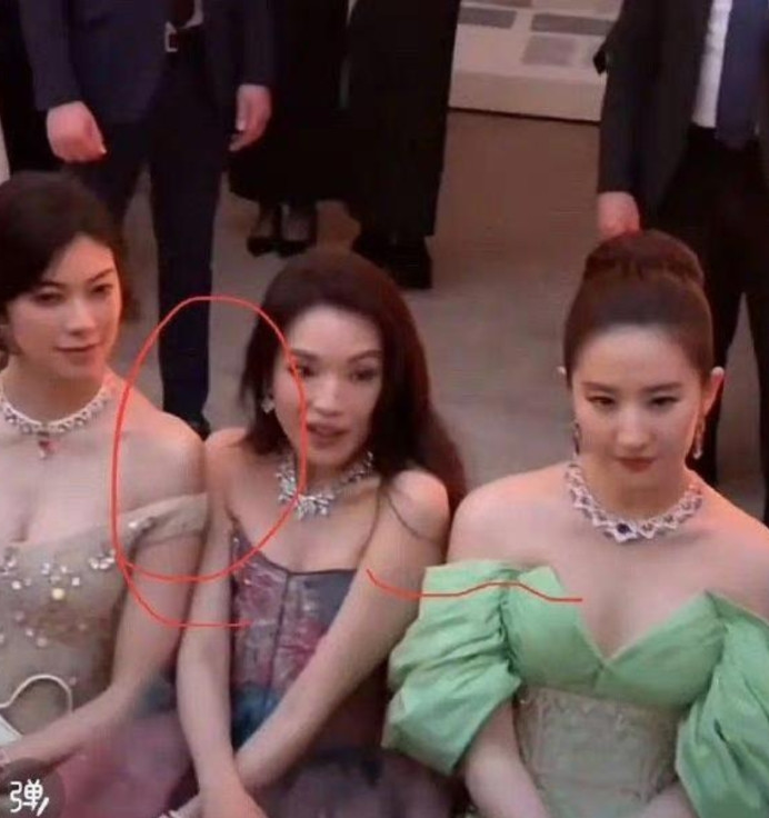 挤人的好像并不是刘亦菲吧，明明是浅色衣服的女士吧
