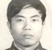 1987年，一名缉毒警乔装回民卧底毒巢，谁知，酒过三巡，一毒贩突然把一块油猪肉放