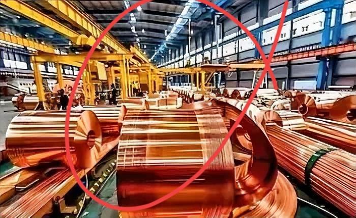 最近有件事特别离谱。东南亚仓库里堆着四万多吨铜，价值三十多亿，12月初突然被一家