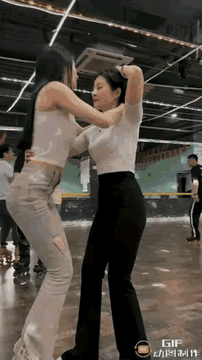 两个女生在练习舞蹈动作。失误了，屁股疼吗？，心痛啊。