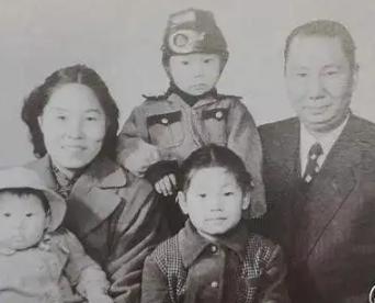 1996年，左宗棠曾孙想回上海养老，写信给市委申请分套低层公房。时任上海副市长的