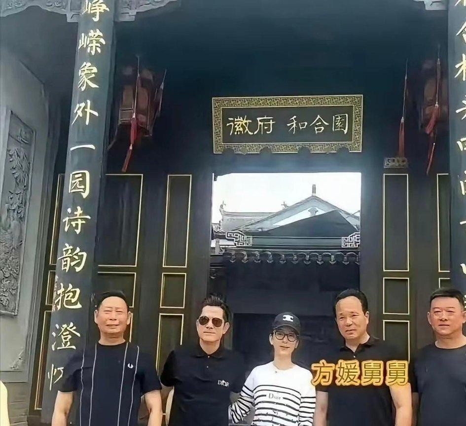 郭富城被追问还要不要继续拼个儿子时，第一反应居然是扭头看方媛，紧接着双手连摆，直说三个女儿都是天意，