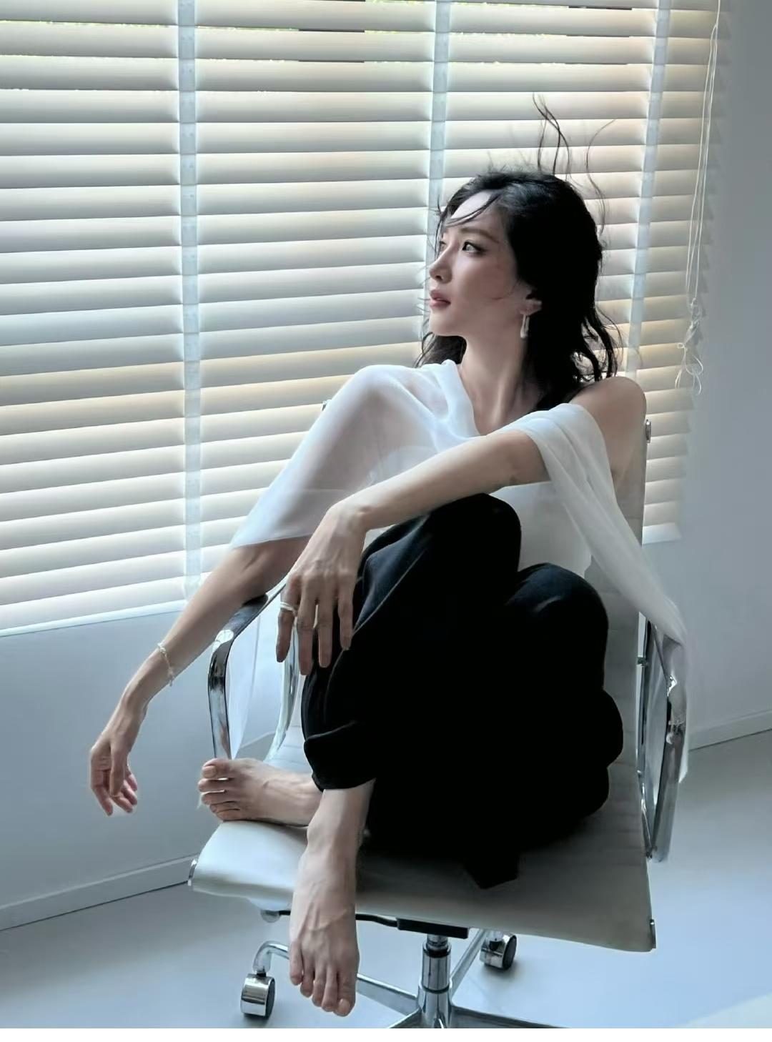 江疏影，脚丫子青筋凸起也不影响它的美。