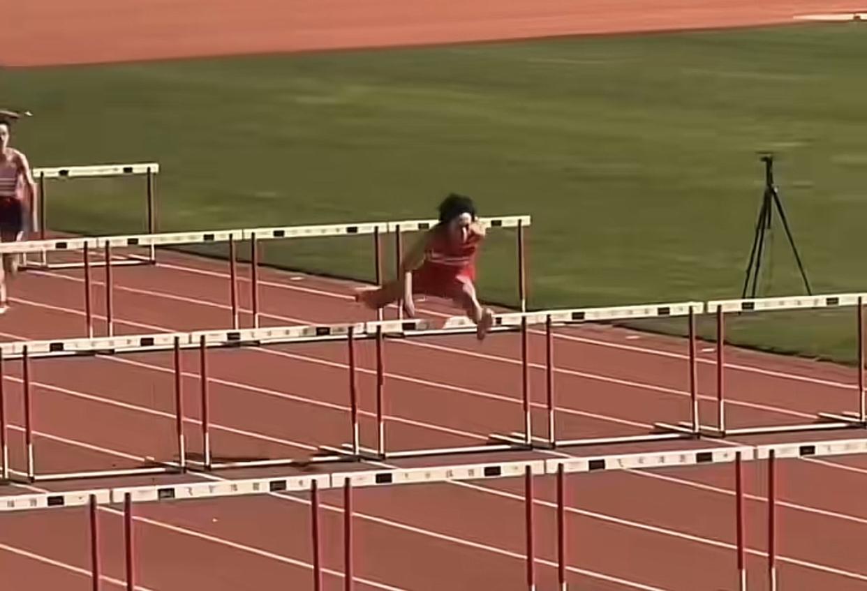 山东有个初中110米跨栏有人跑了14秒13，这成绩在全国都能排上名次，不错。