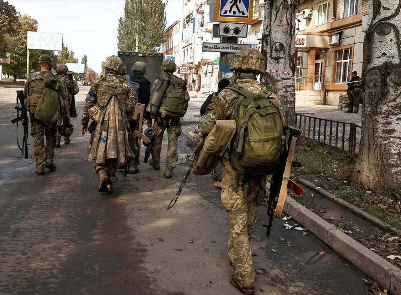 俄军9个月2.5万逃兵！士兵带装备跑，俄判降兵16年也拦不住。打仗这事，俄军
