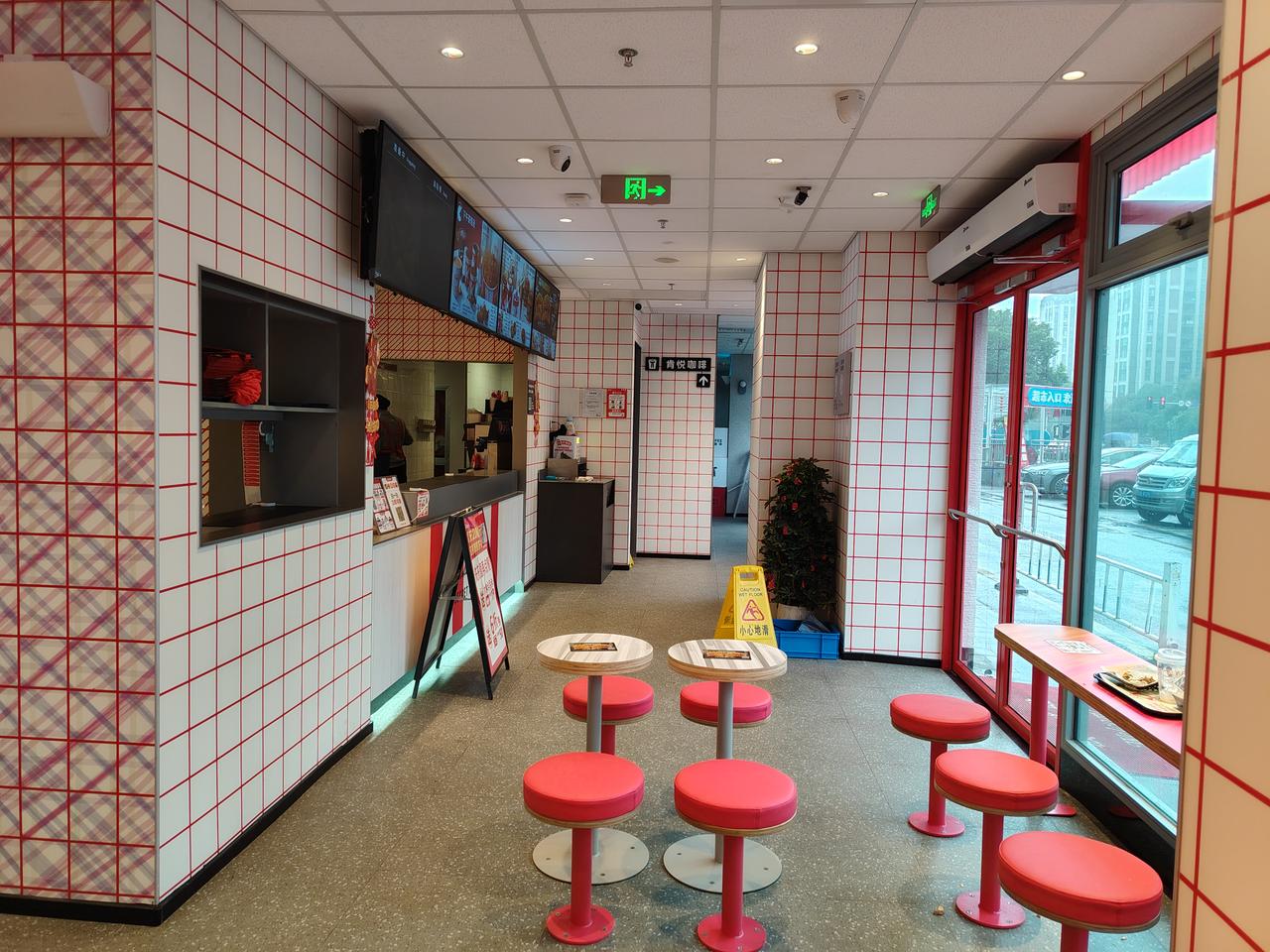 路过一家新装修的肯德基店，想打包一份下午茶。寻找了一圈，也没有找到自助点单机。问