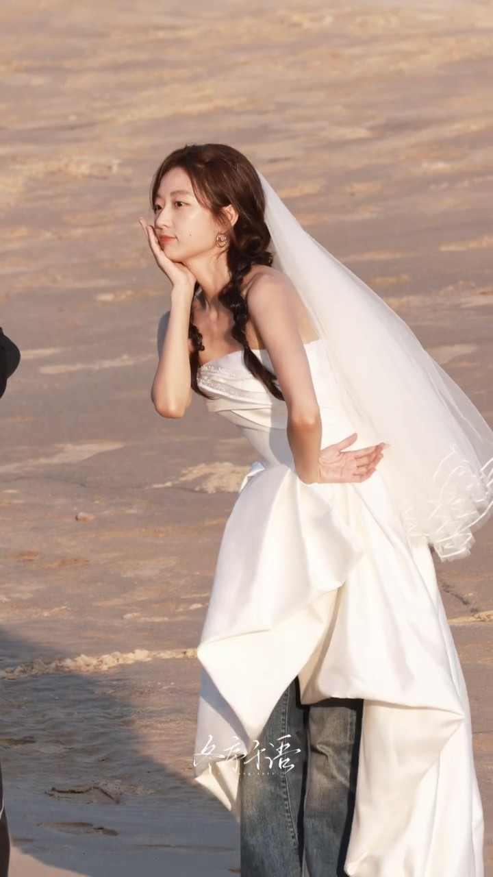 孙千婚纱里是牛仔裤孙千婚纱里穿牛仔裤一组出圈海边路透带来惊喜，白纱搭配牛仔裤形成
