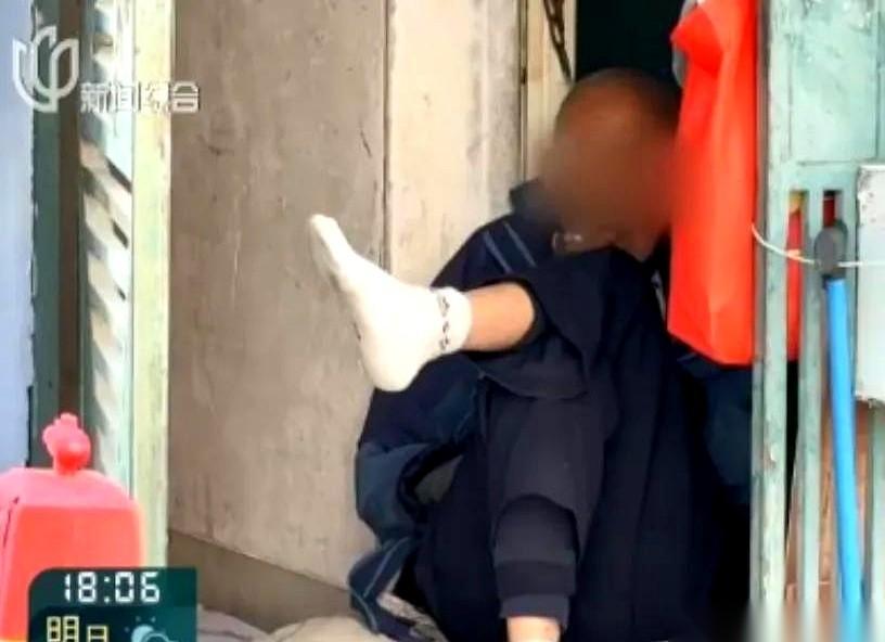 一个86岁的老头，在上海一栋高层住宅的楼道里，用烂木板和旧被褥搭了个窝。他就在