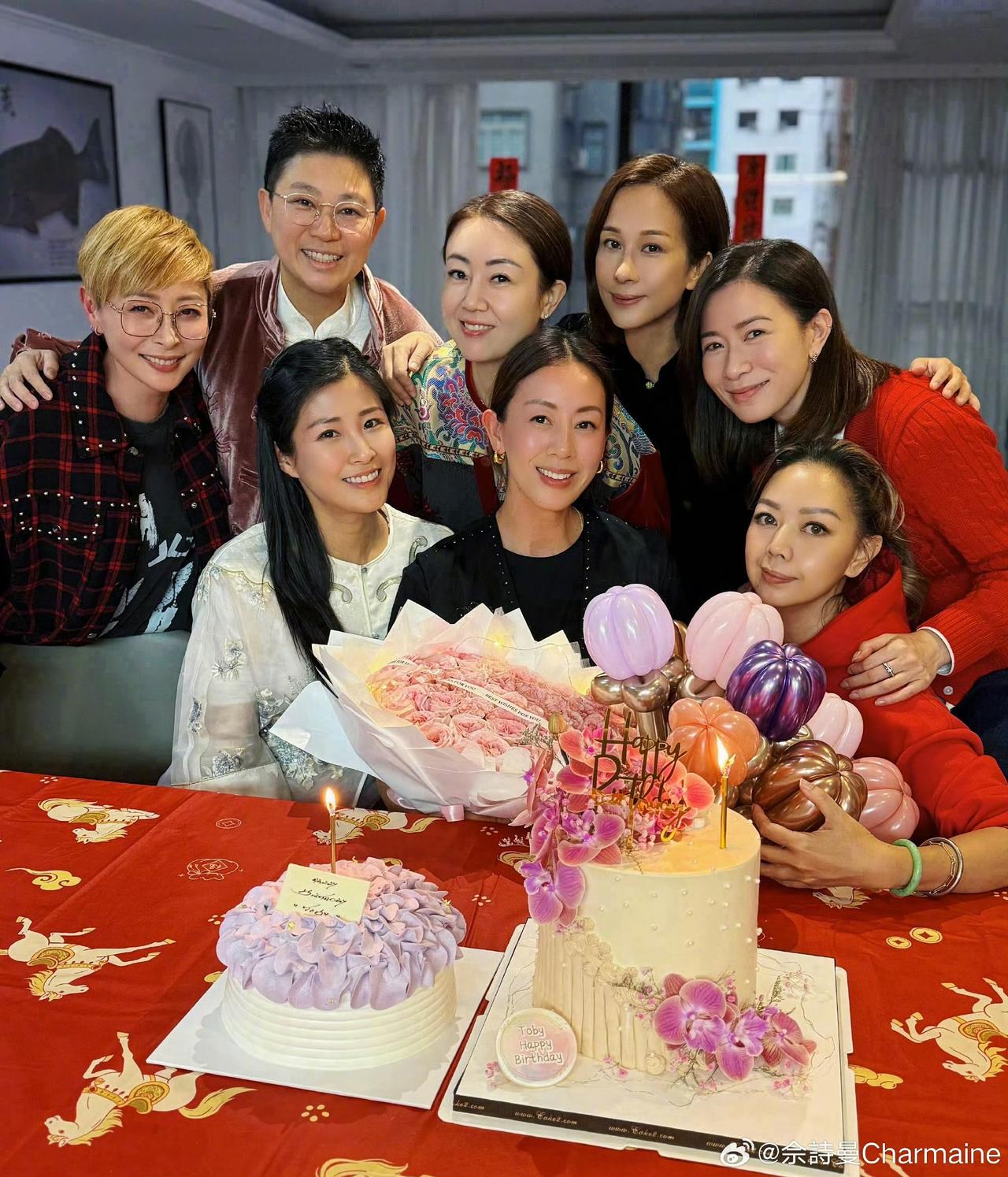 佘诗曼飞马来西亚为好友庆生，照片里面的八个人，除了佘诗曼，还有三个（左一、右一、