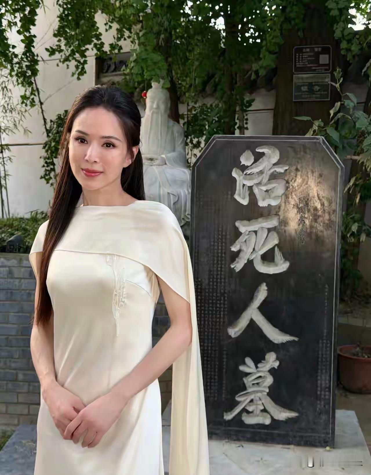 李若彤，好可怕！31年过去，她来到活死人墓，再次装扮成小龙女的模样，居然还