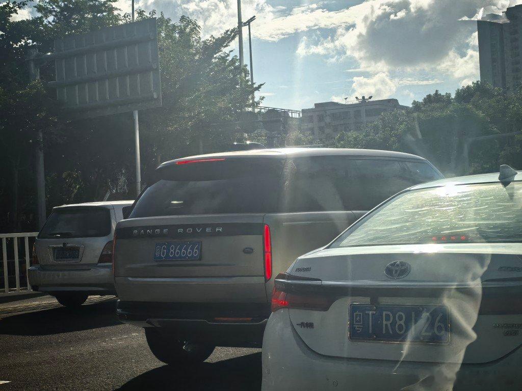 大哥的揽胜，看车牌​​​
