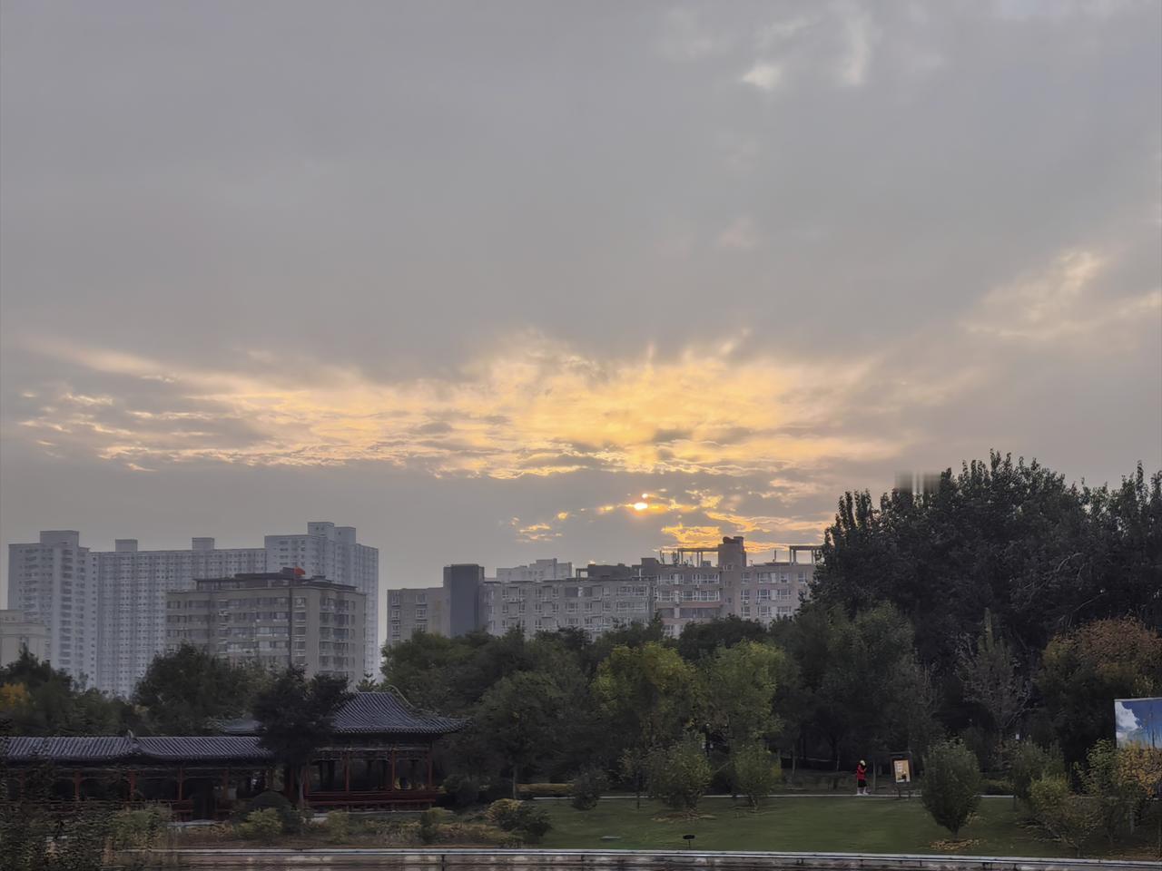 近日，山西太原美特好超市的购物、退卡风波在市民圈里吵得沸沸扬扬，好不热闹。与此同