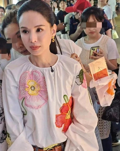 李若彤真人照！脸像20岁小姑娘，可惜脖子出卖了年龄。