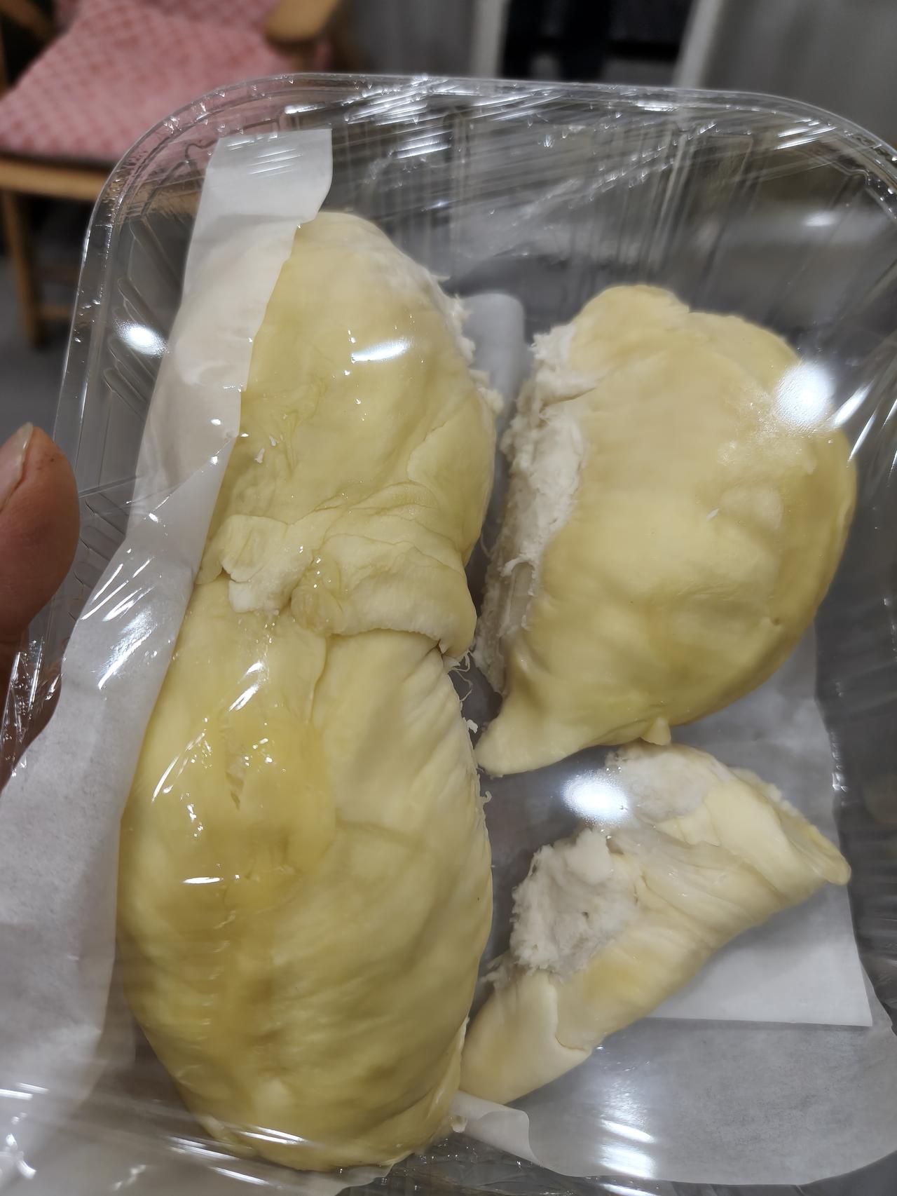 昨天去超市里面看了一下榴莲，榴莲价格是20多块钱1斤，然后外面个体小商贩的榴莲才