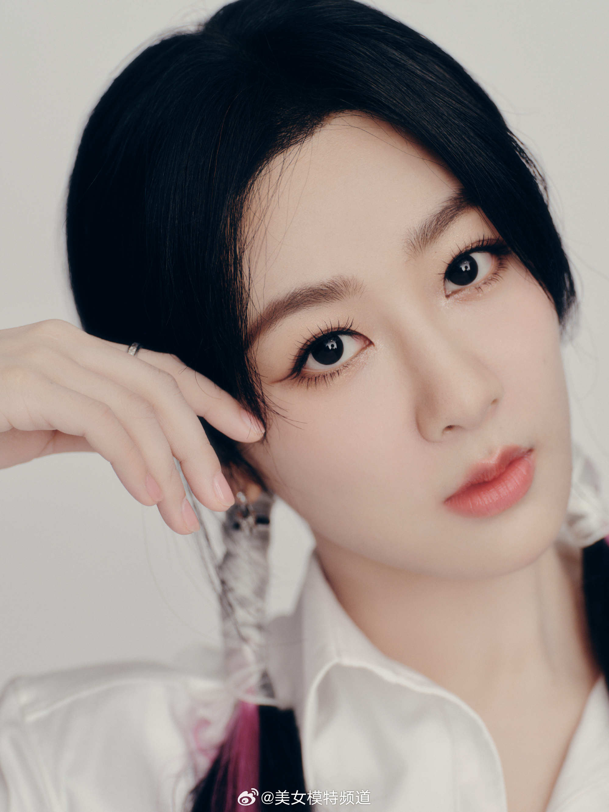 杨紫黑与白时尚迷人