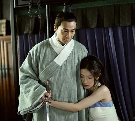 嘉靖末年，一个女人提着刀，横冲直撞地穿过军营外的院落。士兵们愣在原地，没
