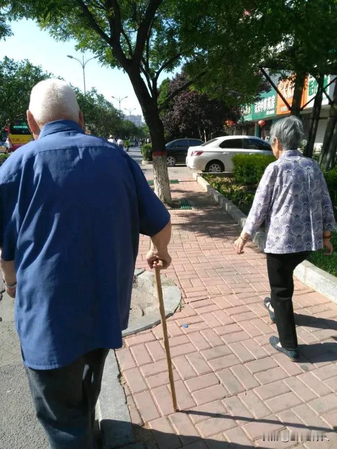 儿子从部队又回来了。还是结婚那事儿请的假。女方要订婚钱15万，还不包括结婚，什么