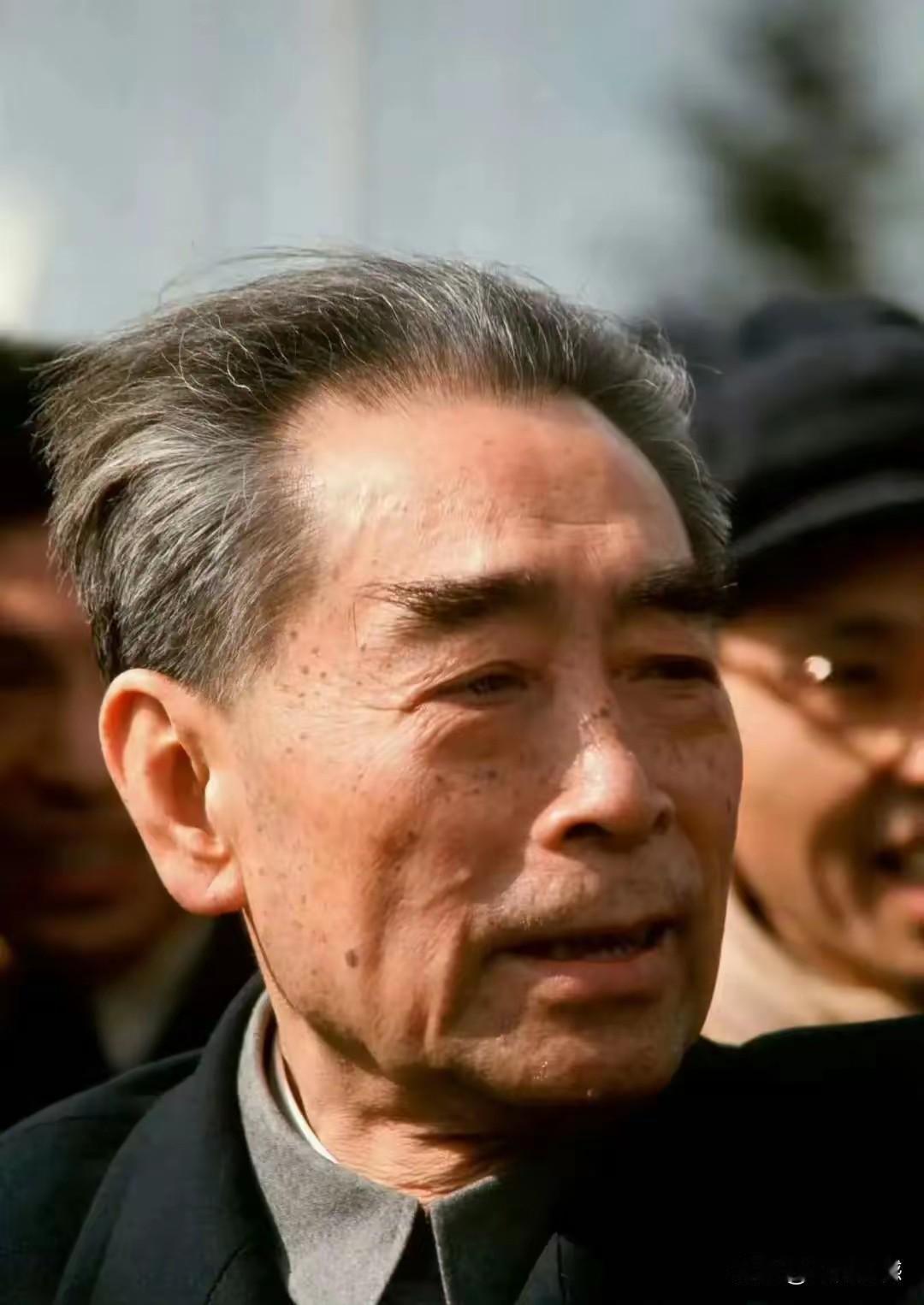 看到周总理这几张老照片，心里百感交集，总理为国为民操劳一生，把自己的一切都奉献给