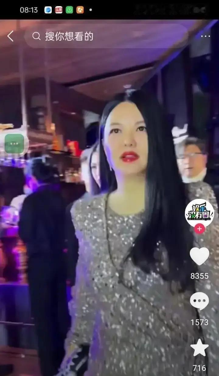 真正顶级的局，钱是最没用的东西。昨晚何超琼的私人宴会，李湘戴百万珠宝坐头排