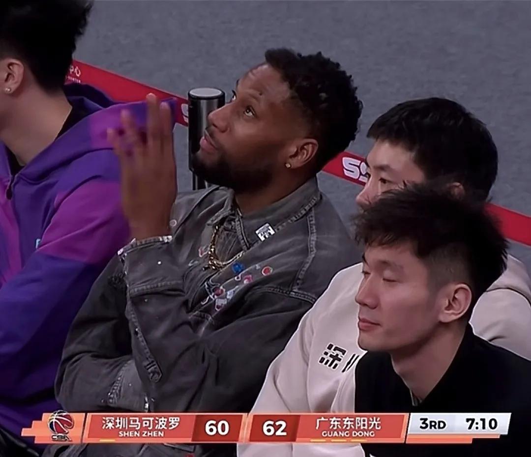 威姆斯的兄弟情战友情。深圳主场和广东比赛，威姆斯专程来看，小哥问他支持那支球队