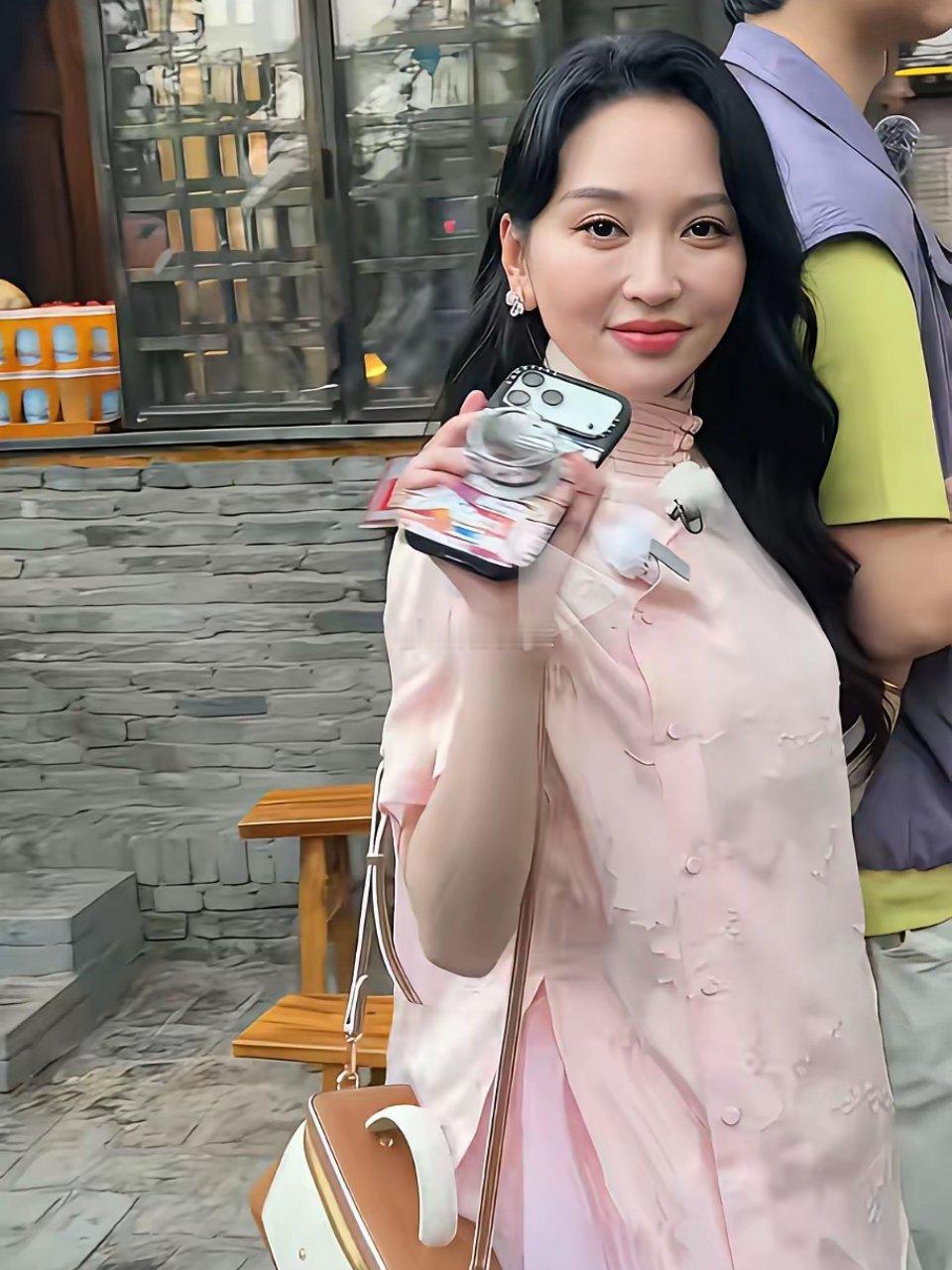 只有自己带摄影师，在身边的时候，是最自信的这次伊能静感觉有点不自信啊？