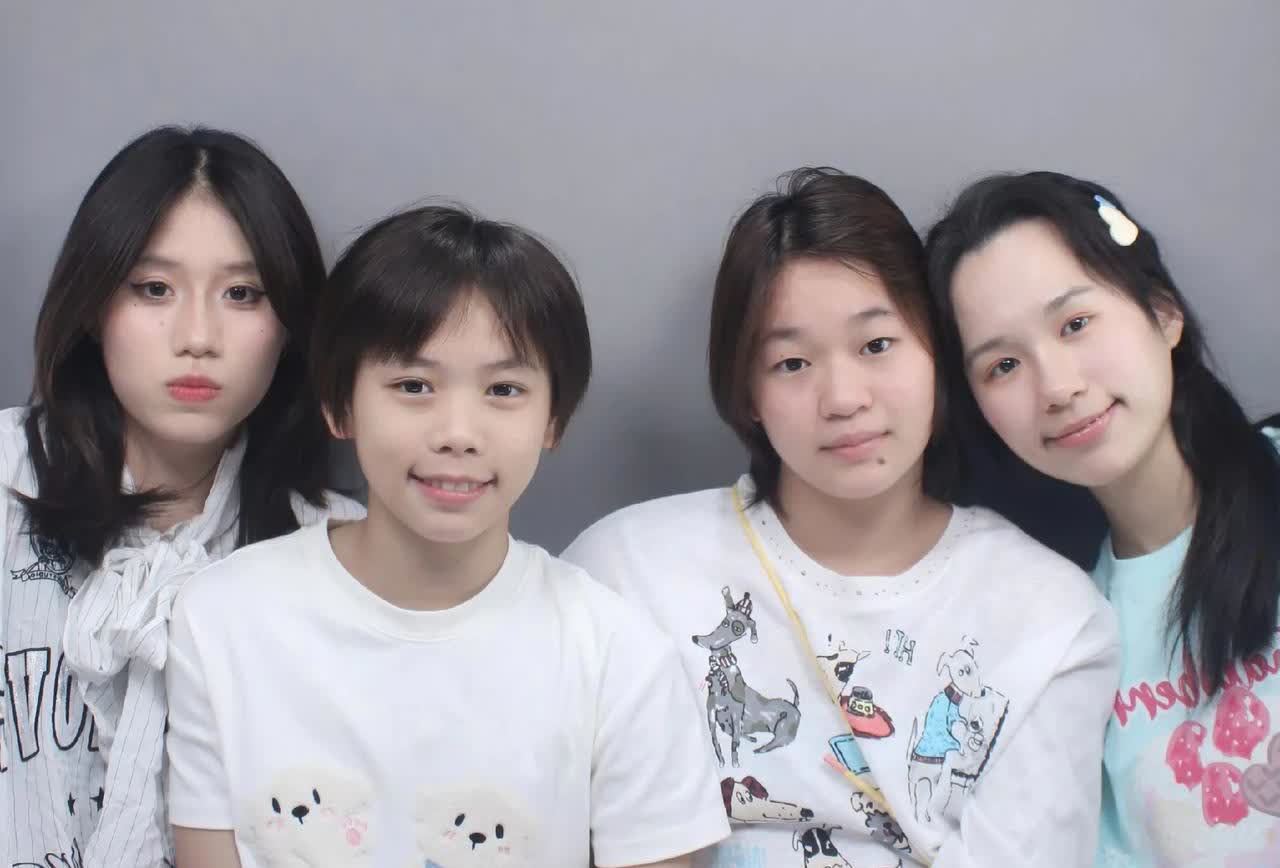 全红婵训练再累也是爱美小女生，和粉丝分享她和小伙伴美照。全红婵的头发留长了，