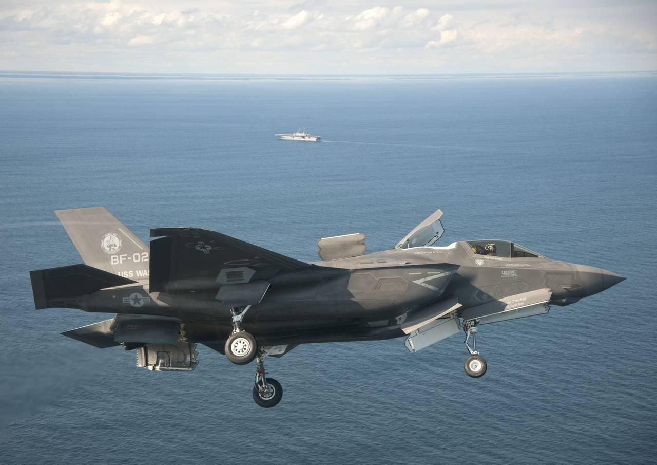 俄媒：胡塞武装的防空导弹差点击落一架F-35！近日，据俄罗斯媒体报道，一架美军F