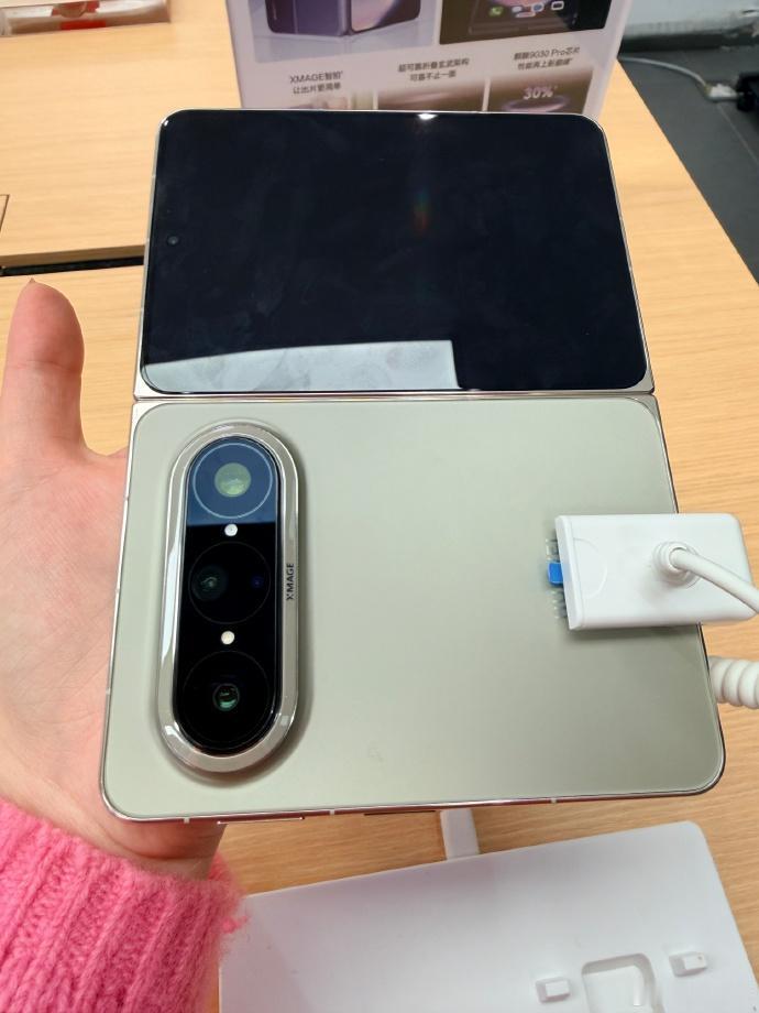 据爆料，iPhoneFold的起售价预计高达14999元，这将是苹果史上最贵的