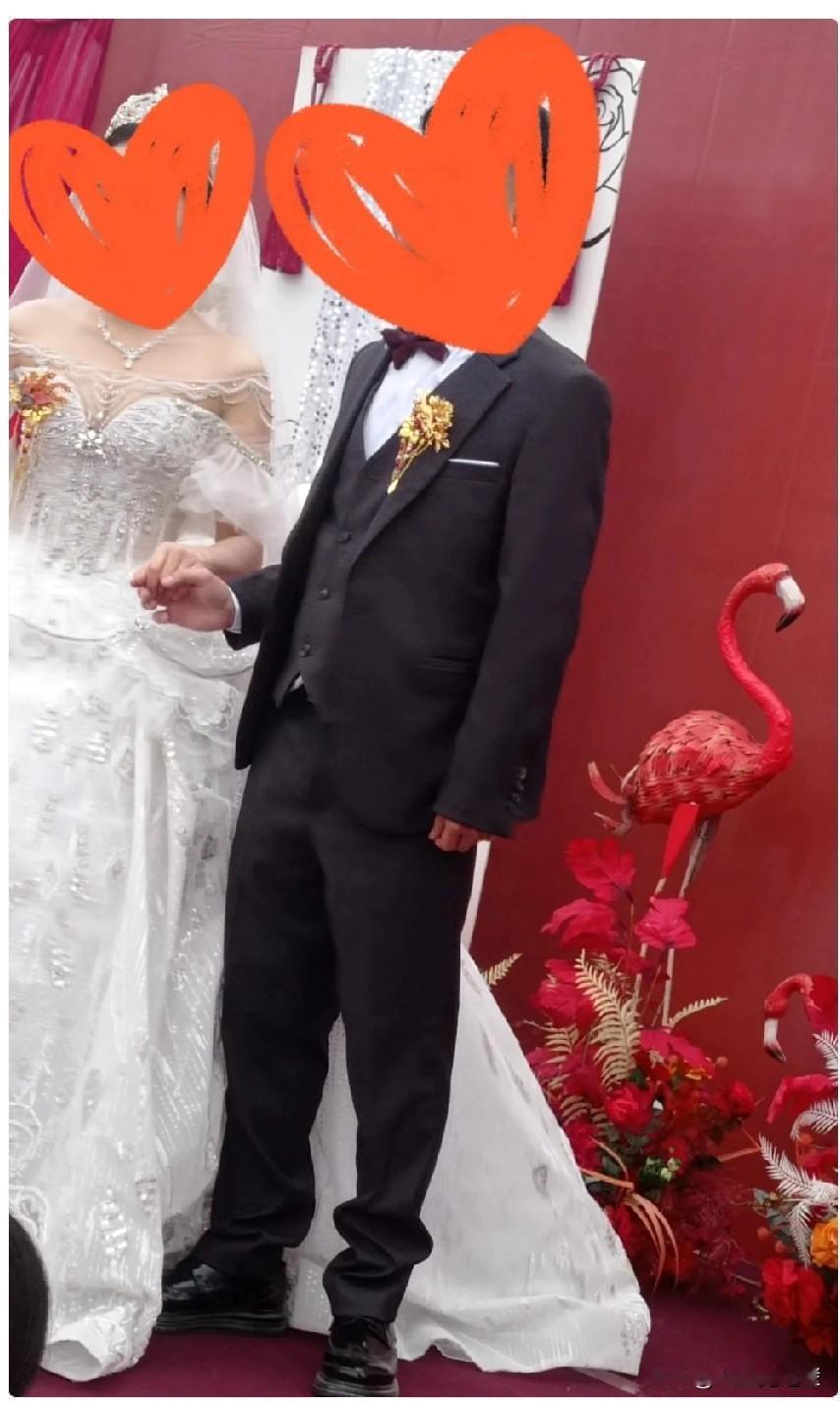 今天参加了一场婚礼，直接把我看懵了。😮新娘是在上海一家医院当主治医生，以前