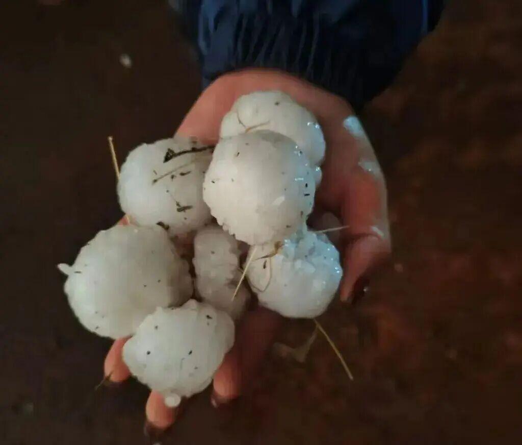 4月24日晚20时左右，云南省嵩明县上空突然阴云密布，紧接着，如鸡蛋般大小的冰雹