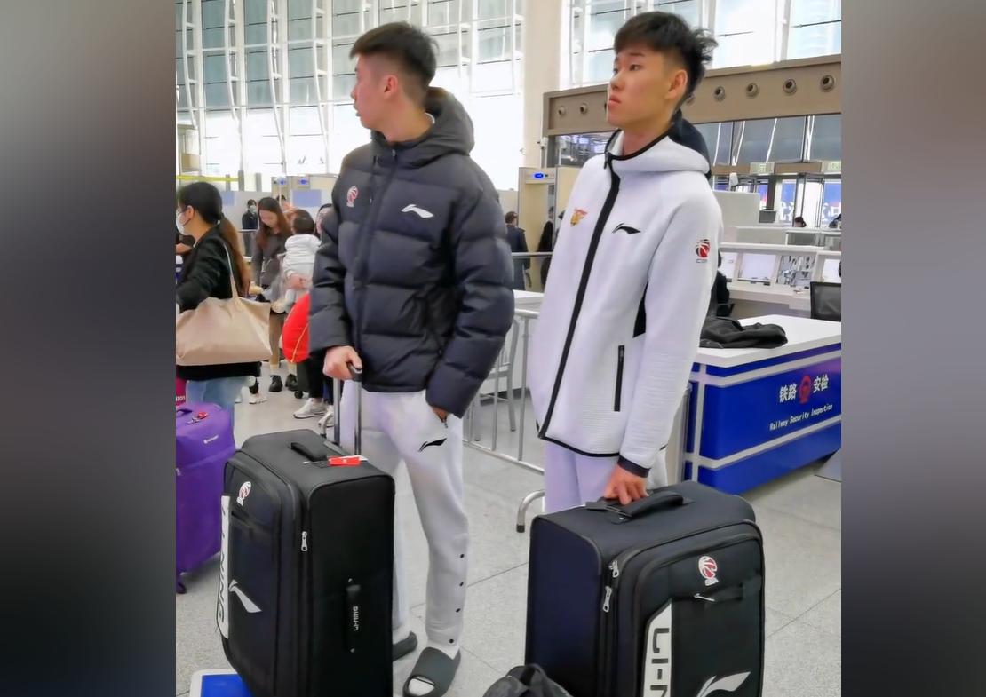 广东男篮球员成为香饽饽！今天上午，NBL球队石家庄翔蓝队官宣，前广东男篮后卫