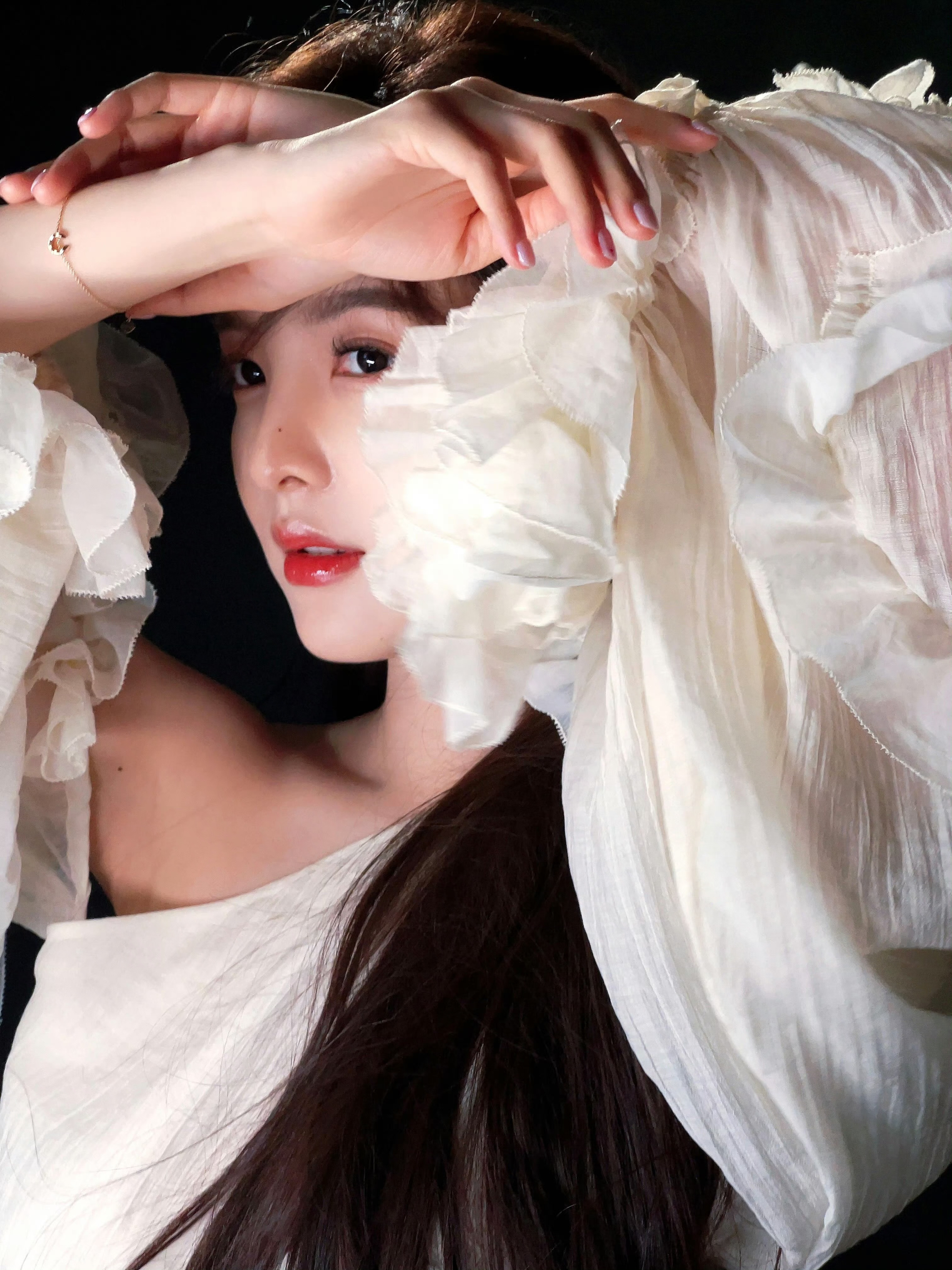 章若楠宛若纯洁无瑕的百合花，今天美的太犯规啦！[爱心]​​​