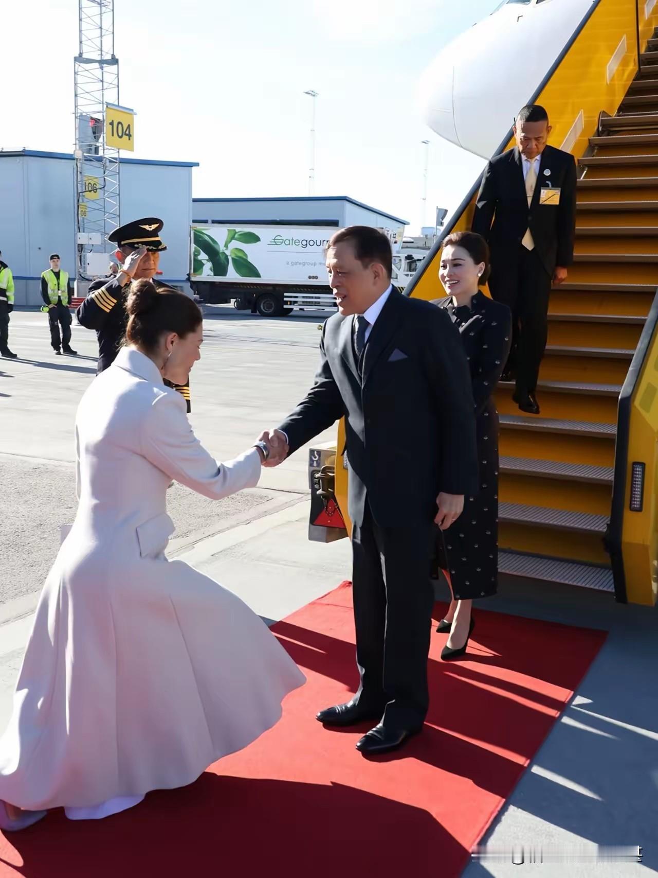 昨天泰国国王玛哈去了瑞典王国，去参加瑞典国王卡尔十六世·古斯塔夫80岁寿辰，就在