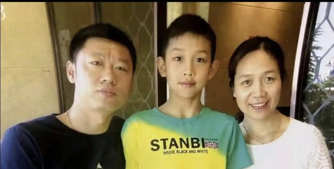 张展硕为什么这么厉害。看看他爸妈就知道了。展硕老爸身高1米85，运动健将，爱好